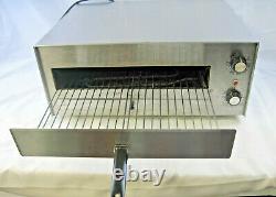 Silver WISCO 560E Commercial Pizza Oven, Counter Top, 23.5 x 17.5 x 10.2 -VGC